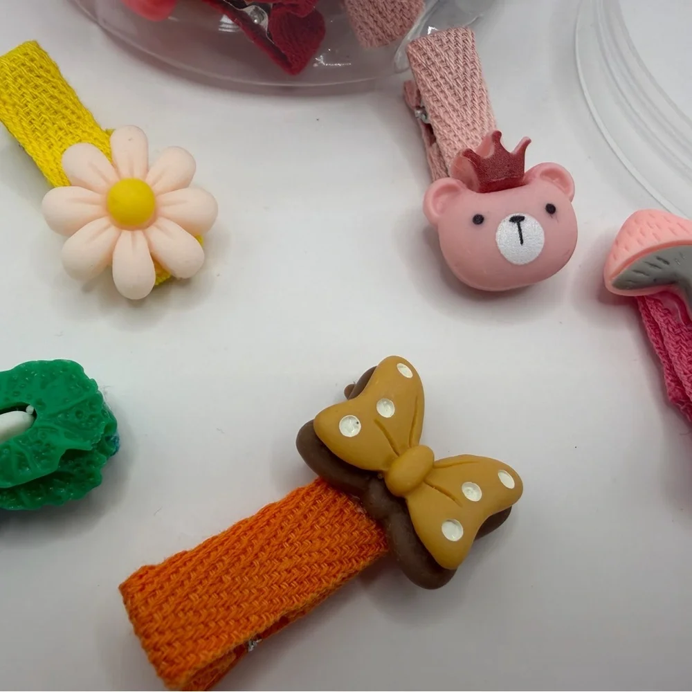 1 jar of small cute hair clips NiP